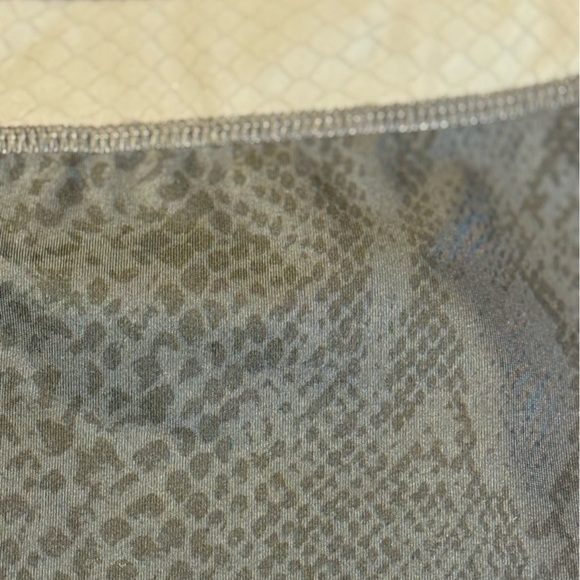 Lululemon Light Speed Tight Full-On Luxtreme Size 10 Black Snake Reflective - Picture 5 of 12